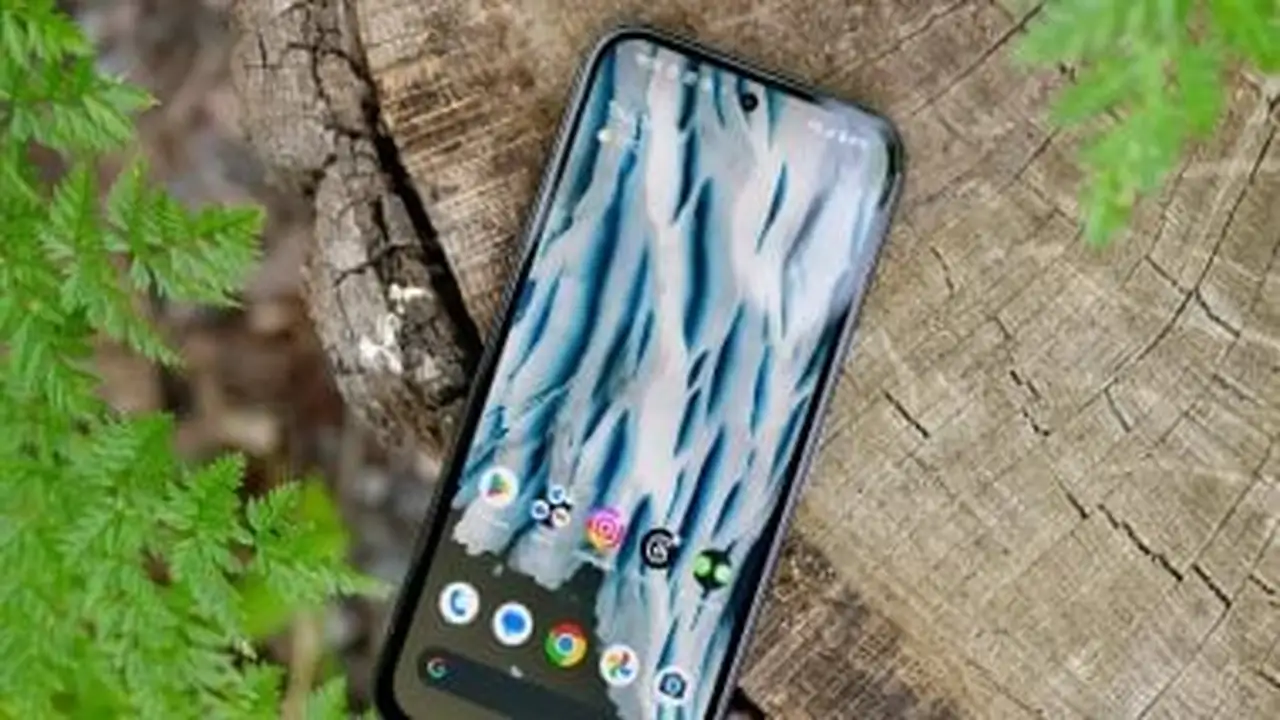 تجربة غير متوقعة: مستخدم يكشف كيف أنقذه هاتف Pixel 8a في 2026